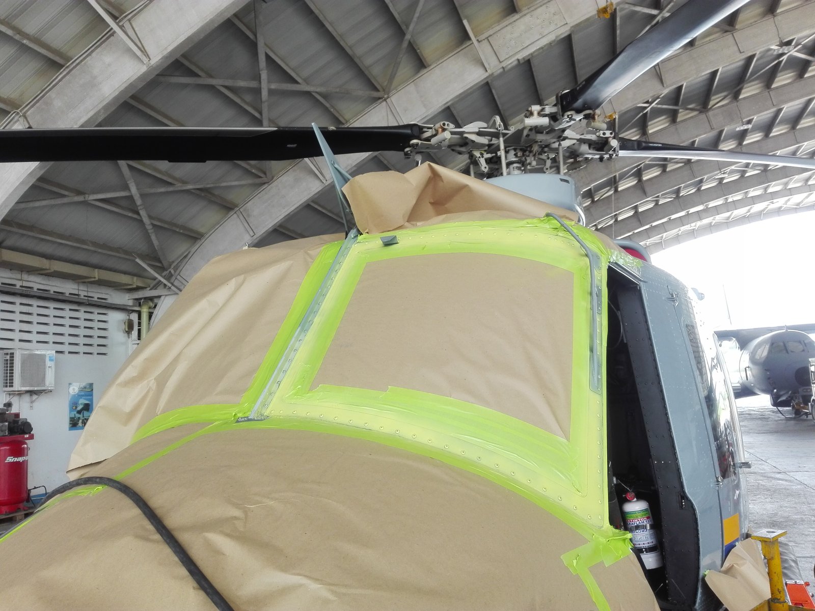 RETOQUES DE PINTURA HELICOPTERO BELL 412 — imagen 1