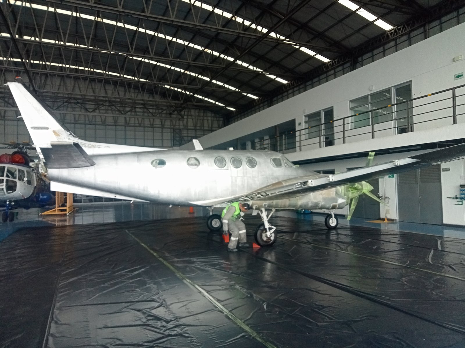 PINTURA KING AIR C-90 — imagen 1